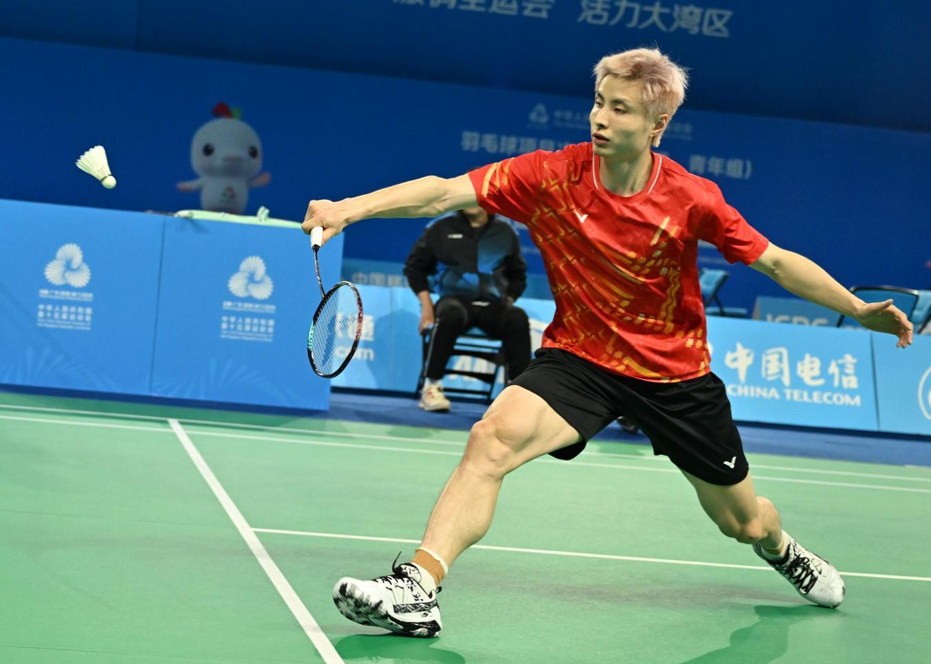 11月8日,江苏队选手石宇奇在男单比赛中回球 图源来自新华社