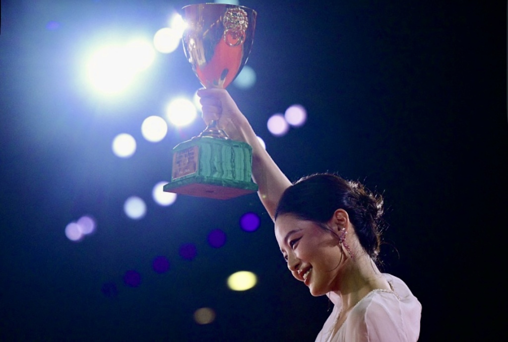 当地时间9月6日晚,辛芷蕾在水城威尼斯高举最佳女演员奖杯