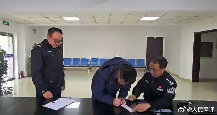 人民热评:私穿“警服”为婚礼开路,不是小事!