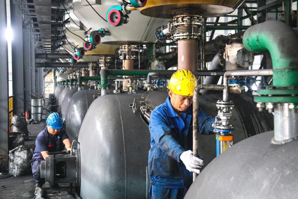 工人正在操作生产设备。