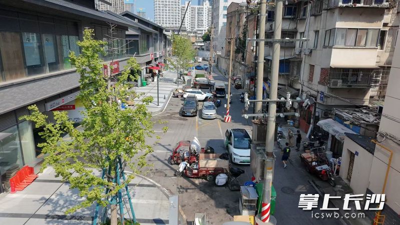 改单行道且禁停前，民主西街上车辆横竖乱停，本就逼仄的路幅被占了大半。 均为长沙晚报全媒体记者 李卓 摄 