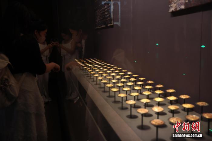 8月31日,游客在南昌汉代海昏侯国遗址博物馆参观展出的金饼等文物。 记者 刘占昆 摄