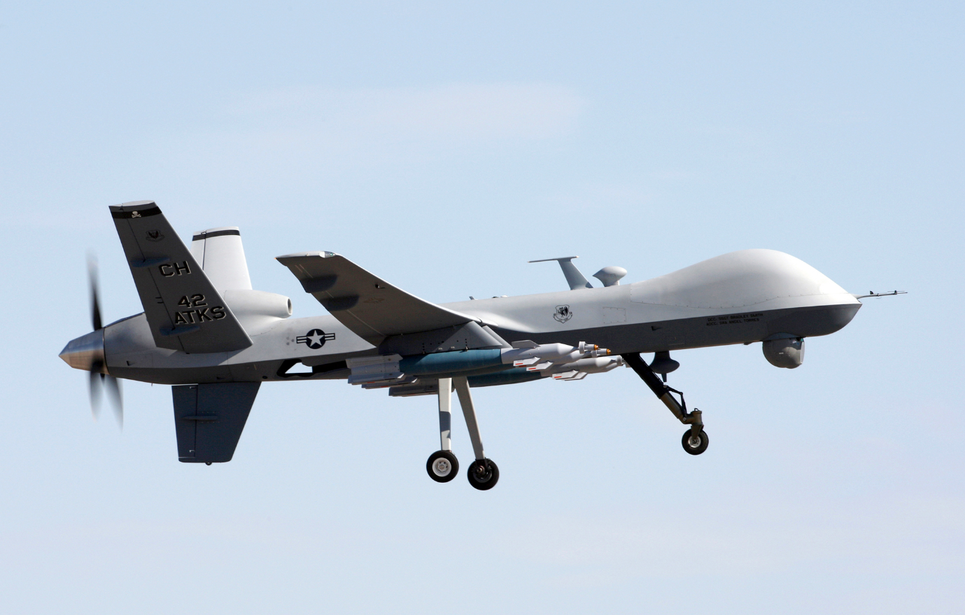 据报道，美军正在委内瑞拉海岸附近使用MQ-9无人机、F-35战斗机和AC-130J攻击机对疑似贩毒船只进行打击。大部分打击由MQ-9无人机发射“地狱火”导弹实施。（图为美军MQ-9“死神”无人机）