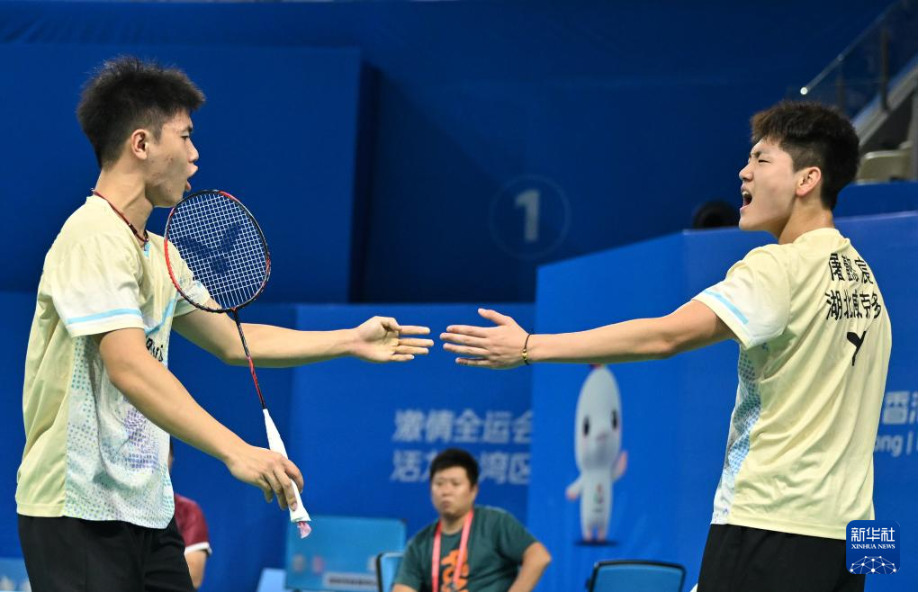 湖北队屠懿宸/郑惟罡(左)在男双比赛中