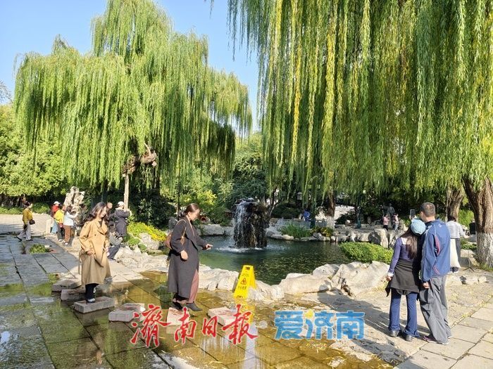 一年四季 泉在济南丨清泉汩汩映晴空，“月牙飞瀑”醉初冬