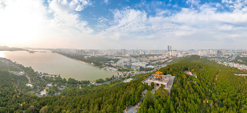 环云龙湖经济带,创作了产兴业旺的现代版山水画卷。