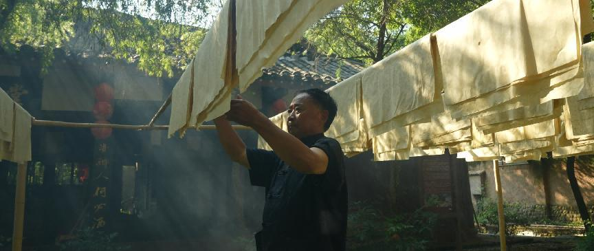 “草纸半成都”辉煌何来？央视《人文名镇》探寻平乐古法造纸千年回响
