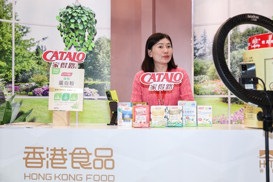 “香港食品馆”现场首设直播间，每天直播九小时，帮助港商通过内地成熟的电商渠道寻找更多买家。