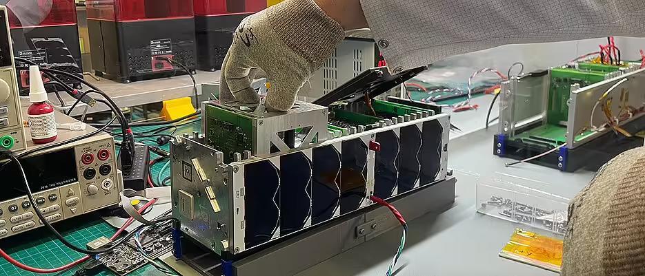 全球首例AI卫星姿态控制在轨验证完成,确认深空自主控制可行性