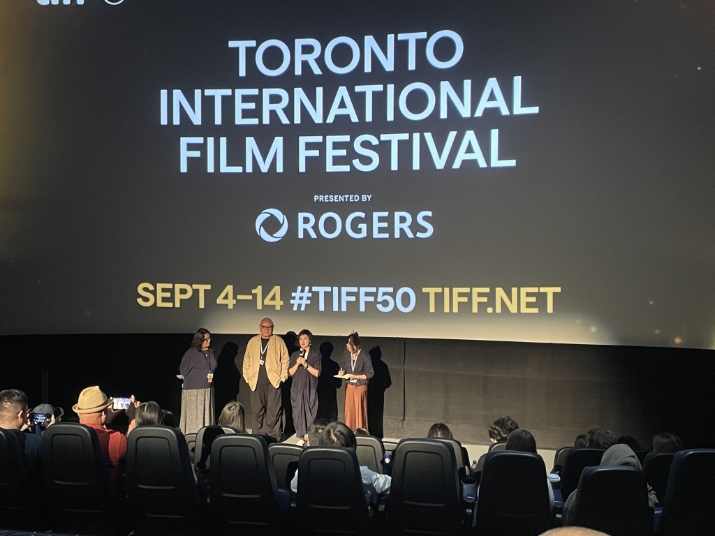 《日掛中天》多伦多影展映后,编剧韩念锦和导演蔡尚君同现场观众交流。