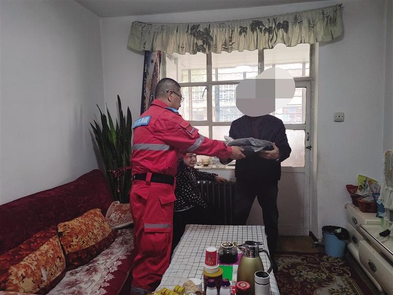 志愿者为困难群众送羽绒服