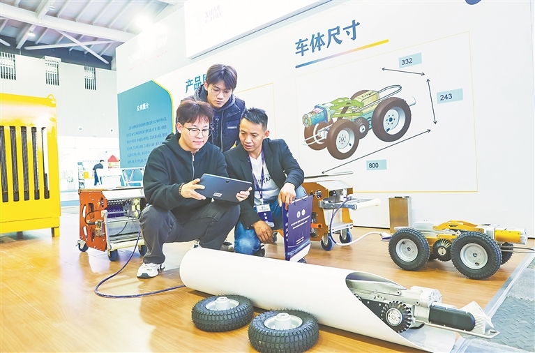 市政疏浚设备博览会现场，一些“黑科技”产品备受瞩目。通讯员 魏东升摄