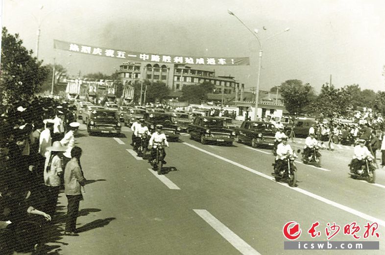 五一中路胜利建成通车时的场景。