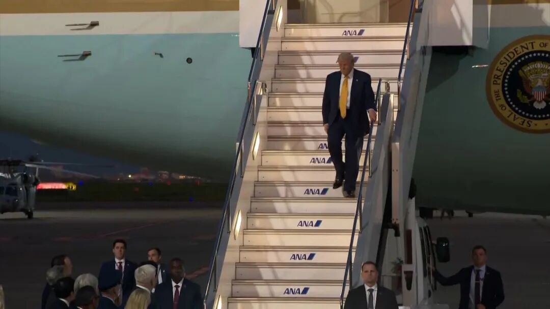▎10月27日,美国总统特朗普乘坐空军1号降落在东京羽田机场,羽田机场坐落于距离东京市中心约30分钟车程的地方。(图源:CNN)