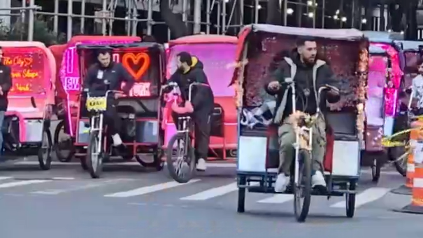 纽约惊现“骆驼祥子”，成群三轮车夫拉客，每分钟9美元起，有人称日薪高达1000
