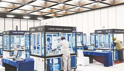 10月31日，在2025年京津冀职工职业技能大赛决赛现场，参赛选手正在进行比赛。本报记者 刘光昱摄