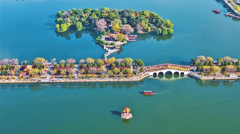 11月10日，秋日里的开封龙亭公园。大运河在开封形成纵横交错的水网。 袁洋 摄