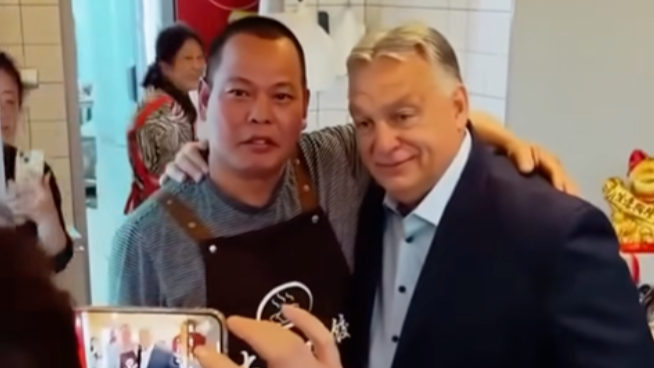 匈牙利总理打卡中餐馆：饺子蘸辣椒油称“够劲”，点无骨鸡爪喝花茶，BGM还是《往事只能回味》