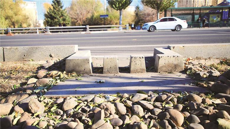 松原独创的街路排水流水槽。