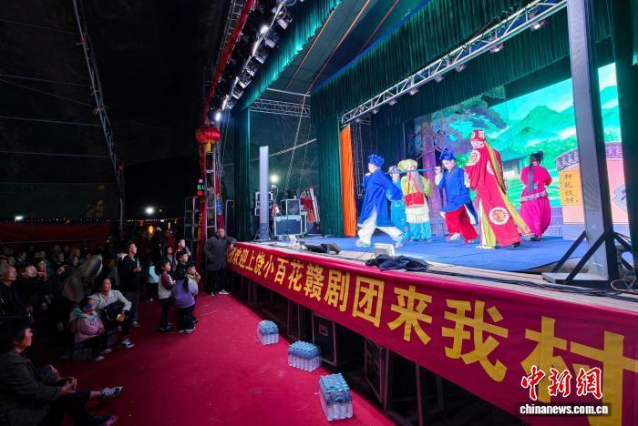 图为村民在现场看赣剧演出。中新社记者 刘占昆 摄