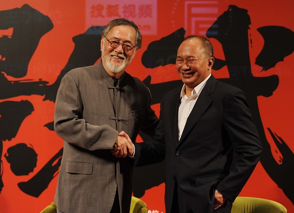 2011年，仲代达矢（左）出席中日友好电影节的《影武者》特别放映会，与吴宇森导演合影。