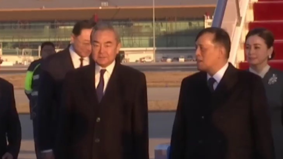 现场画面！泰国国王抵达北京，王毅在机场迎接