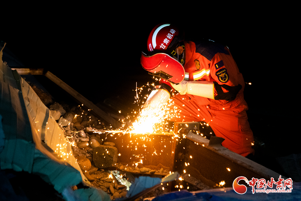 消防救援人员夜间工字钢切割作业
