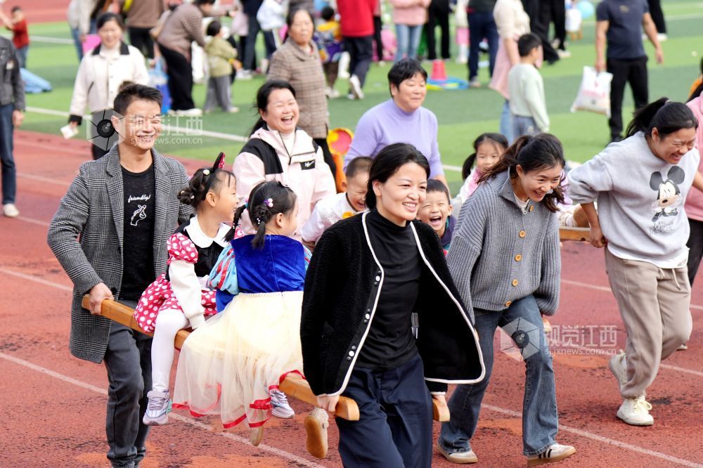 11月11日,一场以“萌娃遇卡通 运动趣无穷”为主题的亲子运动会在江西省宜春市上高县第二幼儿园举行。
