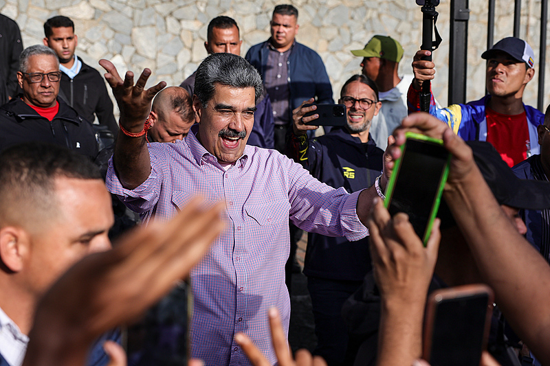 当地时间2025年11月13日,委内瑞拉加拉加斯,委内瑞拉总统尼古拉斯·马杜罗在一次亲政府青年集会上向支持者致意。