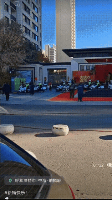 人民热评:私穿“警服”为婚礼开路,不是小事!