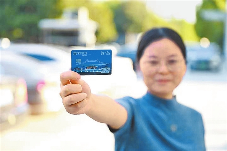 洛龙区人才代表申领专属卡片“龙爱卡”。　苟华云 摄