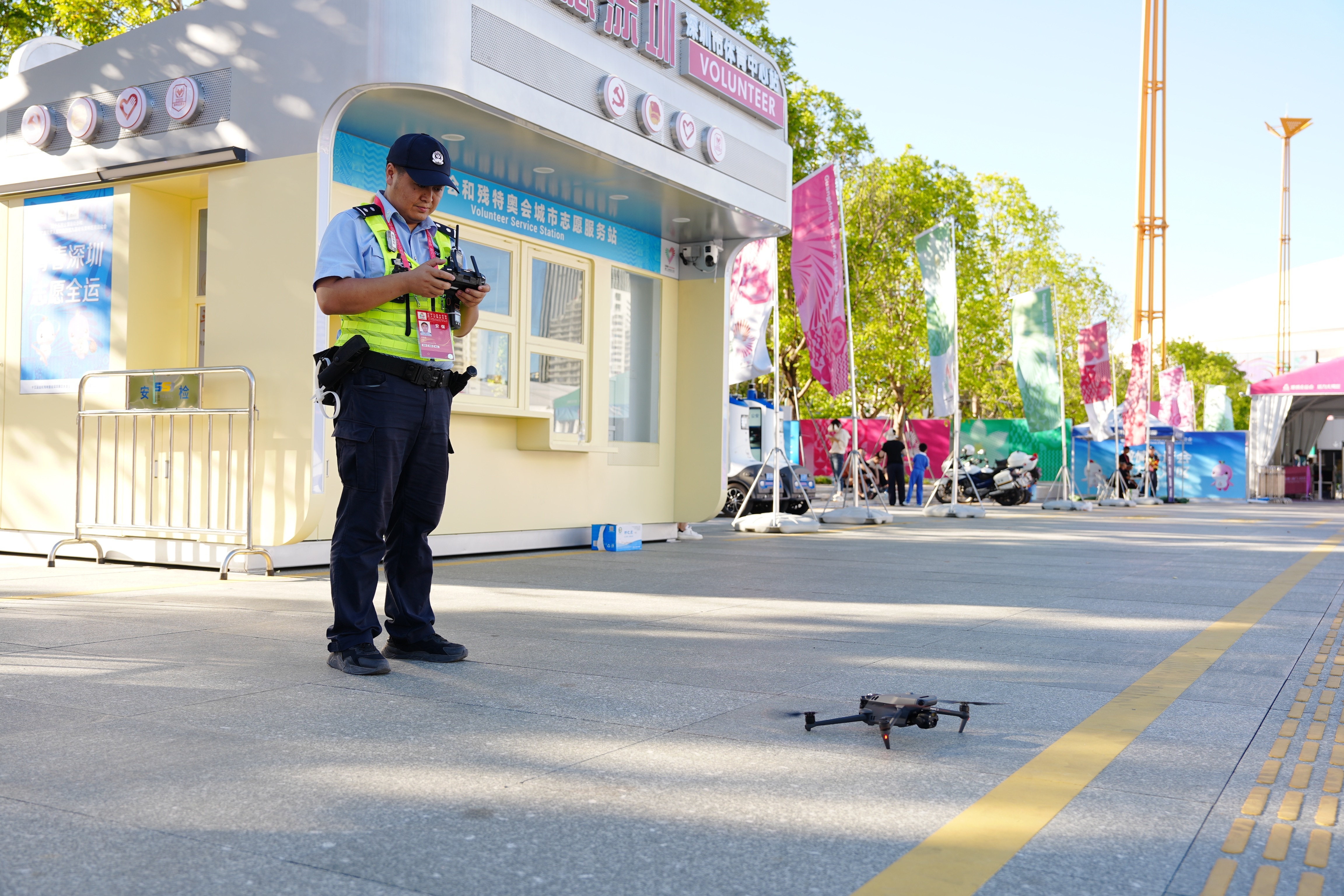 安保警力开展无人机空巡