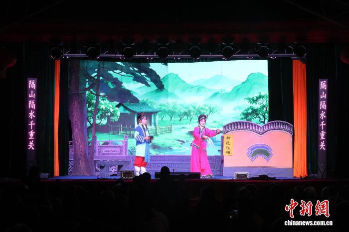 图为乡村大舞台上的赣剧演出。中新社记者 刘占昆 摄