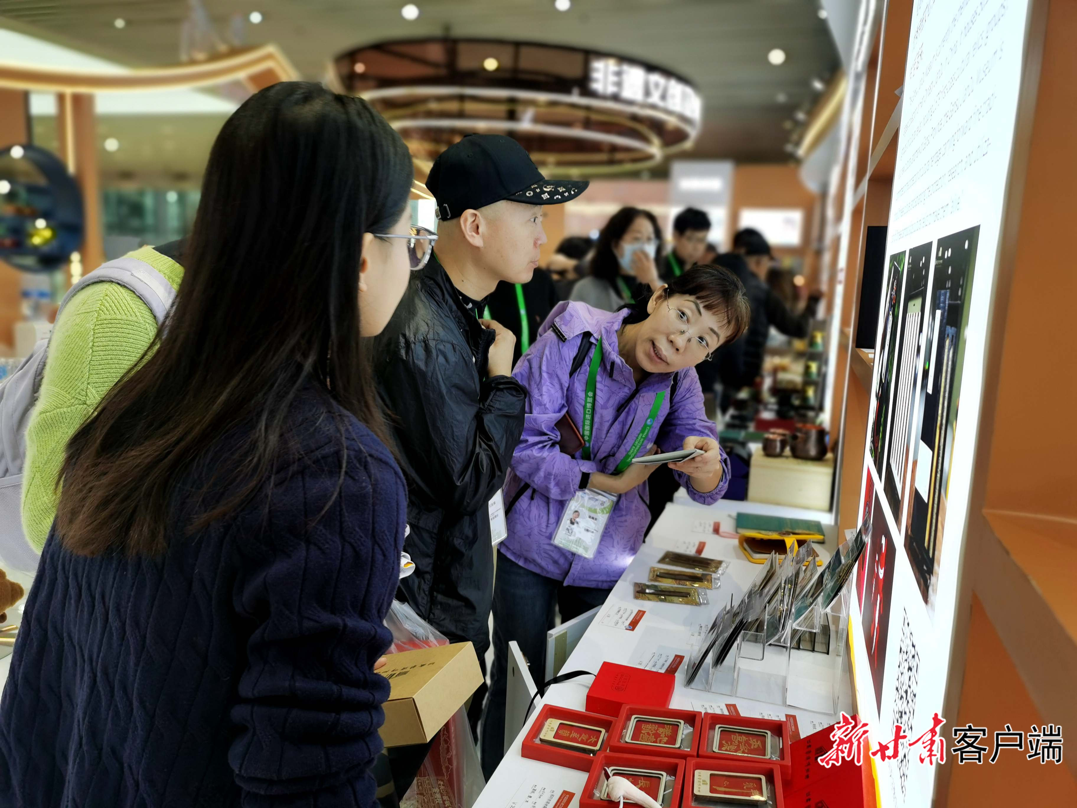 参观者了解文创产品