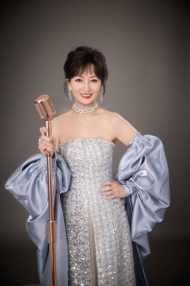 赵雅芝笑靥如花，美貌养眼。