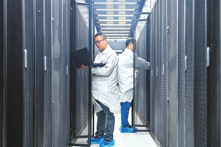 中国移动(甘肃·庆阳)绿色智算中心工作人员在数据机房做维护 新甘肃·甘肃日报记者 丁凯