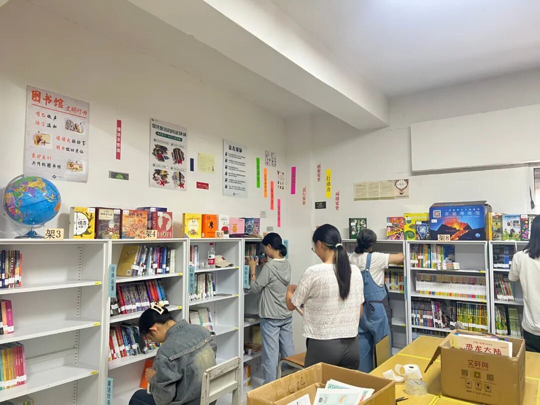*在图书馆做公益/溪宁供图