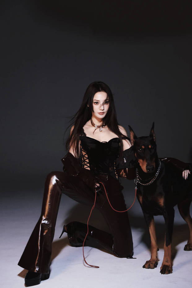 彭小苒的头发随风飞舞。