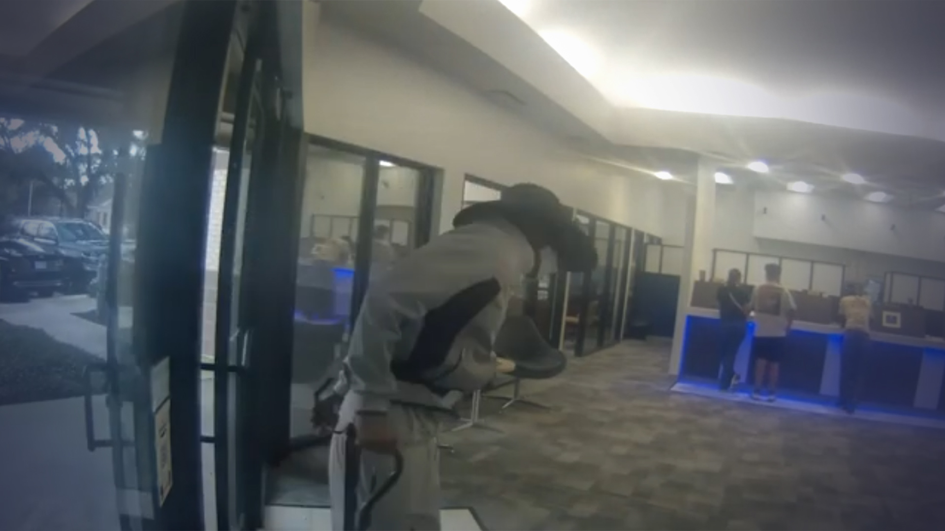 美国一男子“装瘸”走进银行抢劫大量现金，监控录像令警方震惊