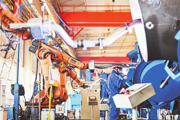 兰石集团重装数字化焊接车间,智能机械臂在自动化焊接设备。新甘肃·甘肃日报记者 丁凯