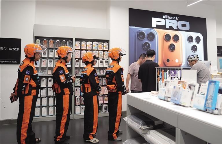 淘宝闪购骑士在Apple授权专营店取货配送