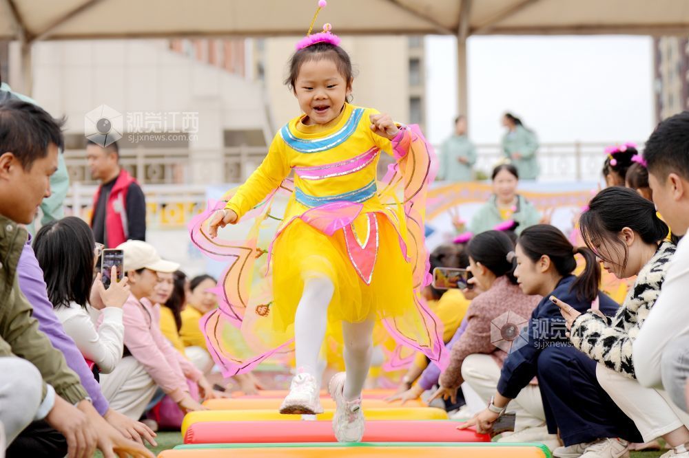 11月13日，一场以“欢乐总动员 亲子向前冲”为主题的亲子趣味运动会在江西省宜春市上高县第八幼儿园举行。