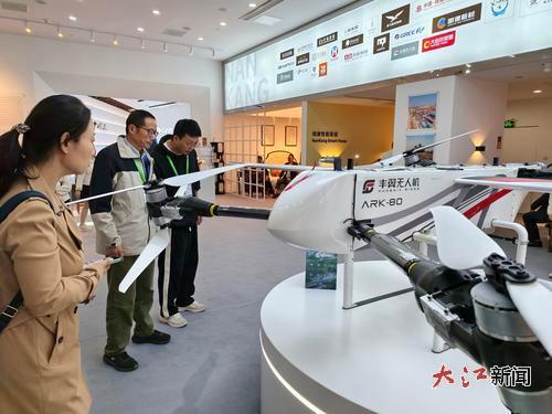 观众参观无人机。 全媒体记者 陈春伟 摄