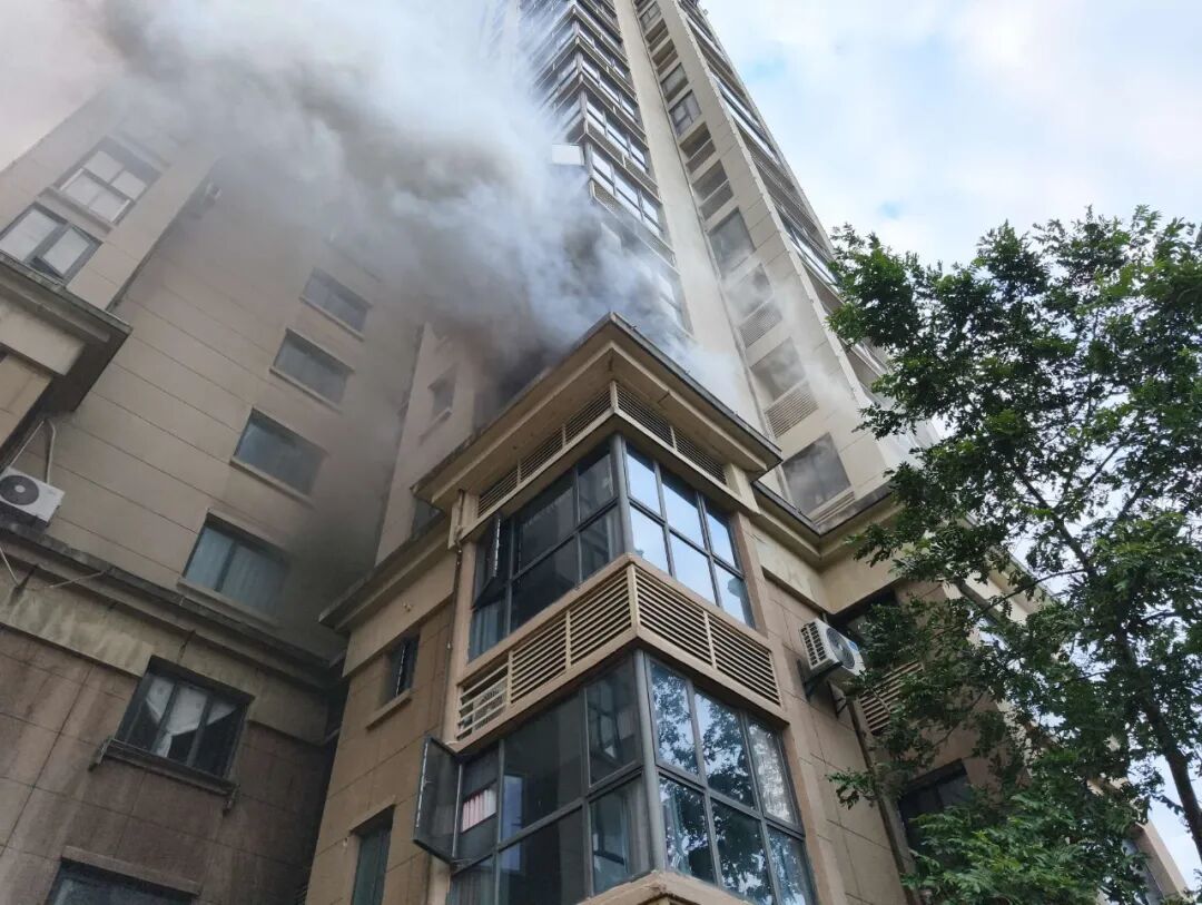九江一男子出门忘拔充电器，卧室被烧得惨不忍睹_凤凰网