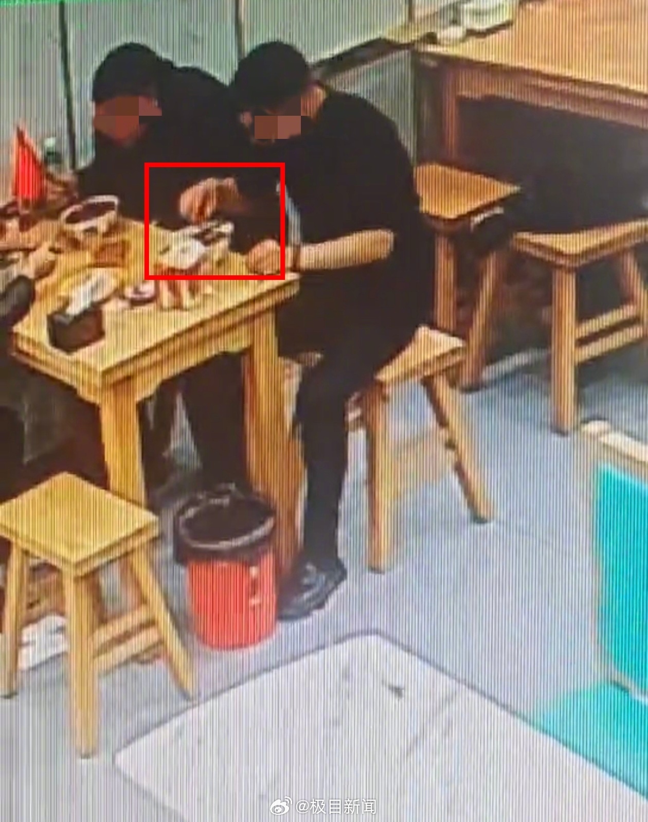 男子向碗里丢异物碰瓷餐厅被识破,店方:幸亏有监控