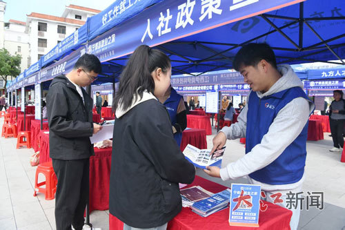 11月6日，宁都县5+2就业之家“再进展”专场招聘会在该县博生广场举办，工作人员耐心向求职者介绍用工情况。当天活动现场有43家企业带来220余个就业岗位。本报全媒体记者 杨文斌摄