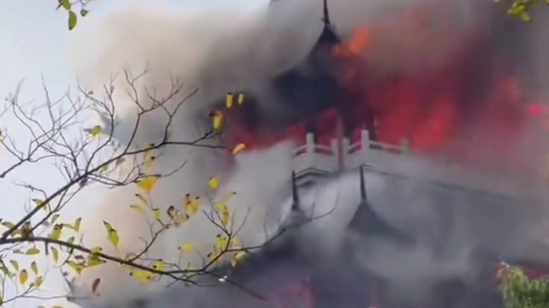 江苏苏州一寺庙发生火灾，一多层建筑被火吞噬，当地回应：系仿古建筑
