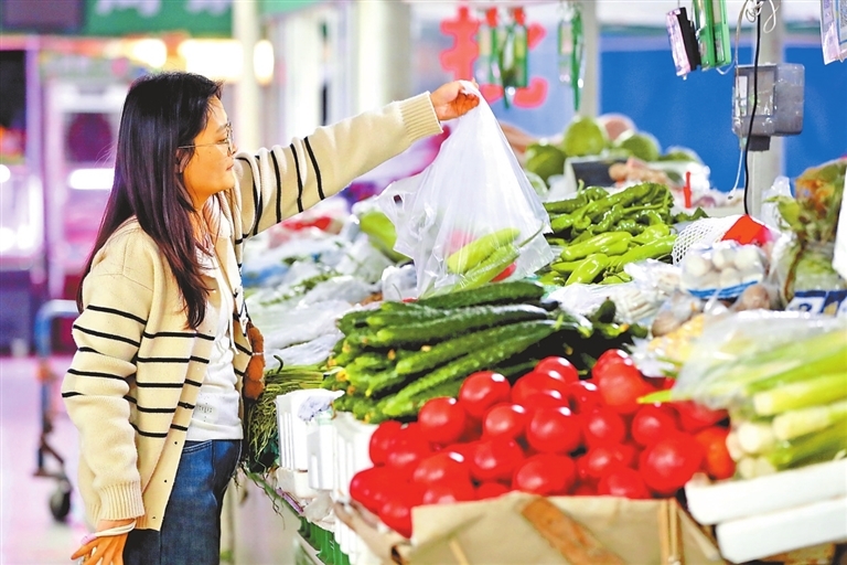 11月11日，市民在郑州市五州菜市场选购蔬菜。 记者 王铮 摄