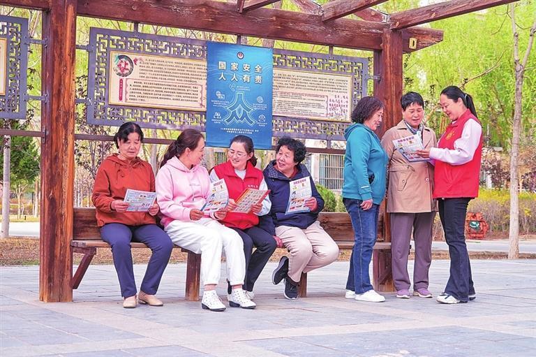 基层理论宣讲走进农村社区广场