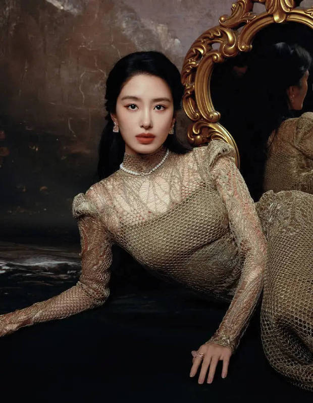 搜狐娱乐讯 近日，一组杨采钰参与时尚活动的美照曝光，她穿鎏金长裙。